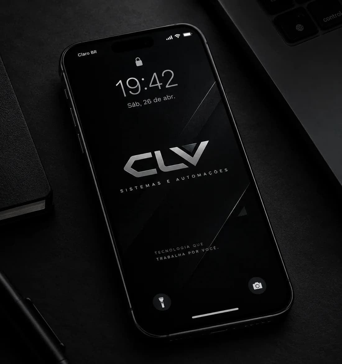 Smartphone exibindo a tela de bloqueio com a identidade CLV Sistemas e Automações